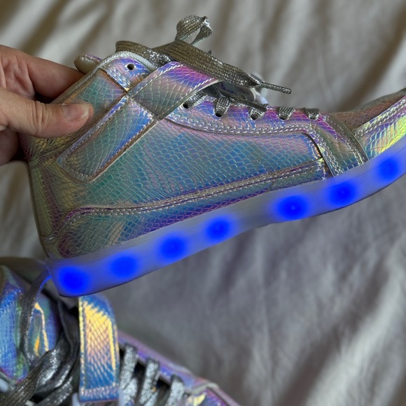 Light up ⚡️Rechargeable High top Sneakers - Picture 4 of 4